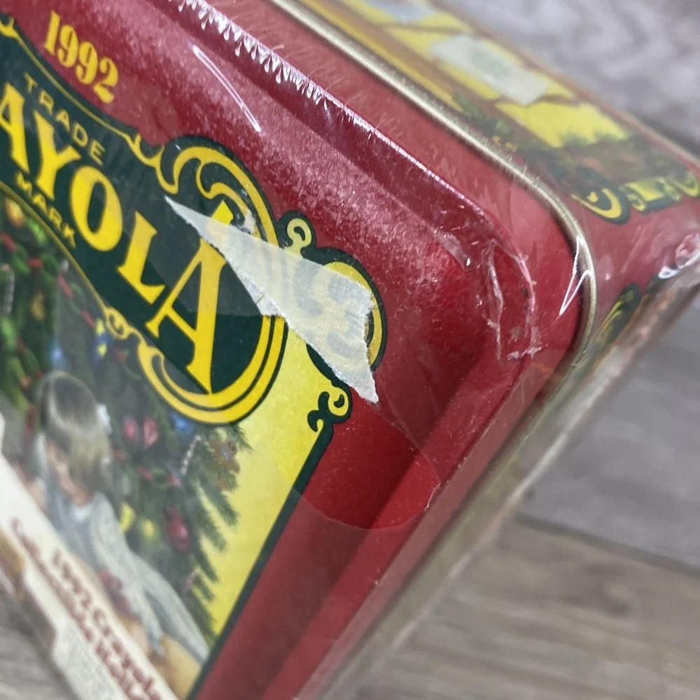 Crayola Holiday Tin 1992 Unisex OS Red NEW 1st‎ Edition 64 Crayons Bear Ornament